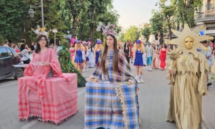 Karnevalet e Korçës! Grupe nga Shqipëria dhe Ballkani dhanë spektakël në rrugët e qytetit