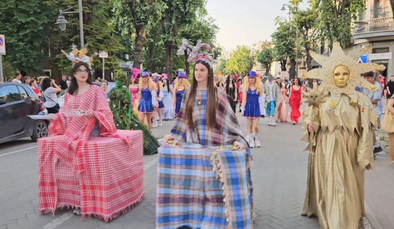 Karnevalet e Korçës! Grupe nga Shqipëria dhe Ballkani dhanë spektakël në rrugët e qytetit