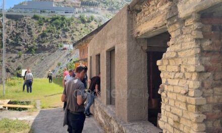 “Mos fshini kujtesën”/ Protestë në Spaç pas ndërhyrjeve për restaurimin e godinave