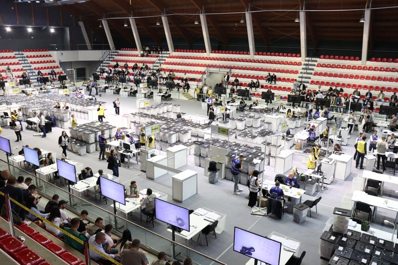 Dy partitë e mëdha vijojnë të humbin vota/ Rinumërimi për qarkun e Tiranës, Dogjani “përplaset” me Rusmajlin