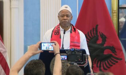 Organizohet në New York parada e shqiptarëve, kryebashkiaku me plis në kokë: Mezi pres të shkoj në Shqipëri!