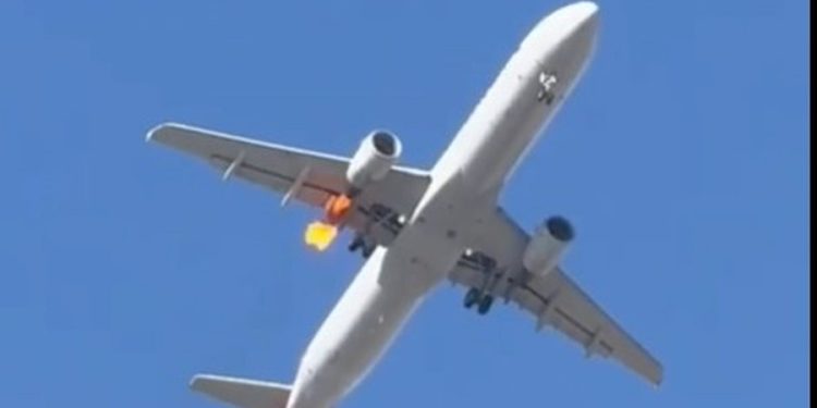 Panik në ajër, avionit i merr flakë një prej motorëve