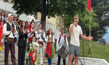 Mbërrin nga Anglia në Tropojë “maratonomaku” Kreshnik Ponari. Pritet në mënyrë festive nga bashkia dhe banorët