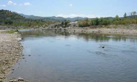 Tragjedi në Elbasan, gjendet i mbytur në lumin Shkumbin një fëmijë 6-vjeçar
