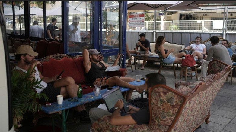 Fundi i kufizimeve në Izrael pas armëpushimit me Teheranin – Hapet Aeroporti Ben Gurion