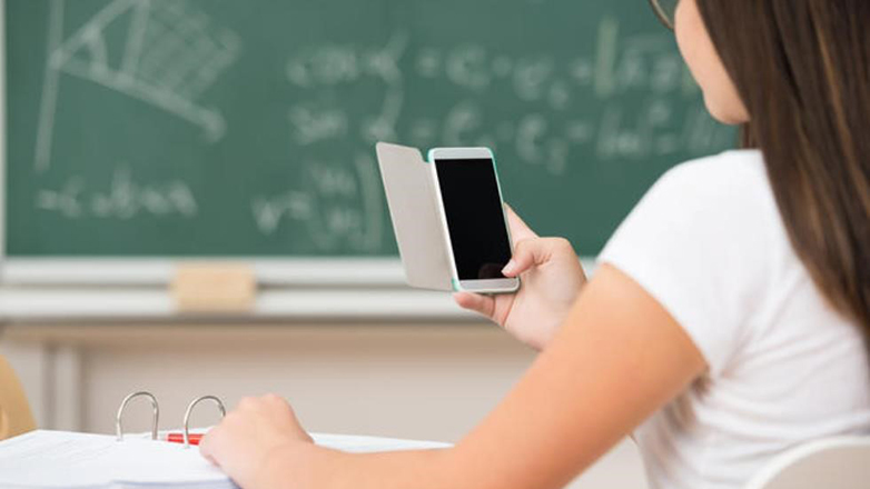 Franca ndalon rrjetet sociale për fëmijët nën 15 vjeç