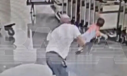Video tronditëse: Burri kap një fëmijë dhe e godet me dhunë në dyshemenë e aeroportit