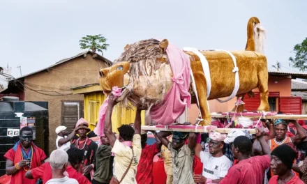 Brenda ceremonive funerale artistike në Ganë: Kur vdekja kthehet në festë