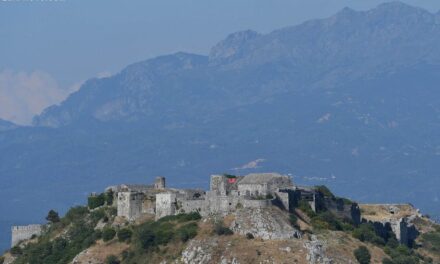 Dhënia në përdorim e kalave për kafene rrezikon privatizimin e trashëgimisë kulturore