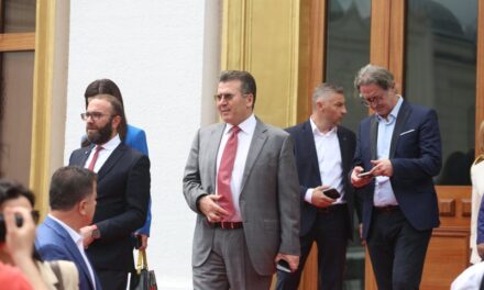 Nga rroga, tek karburanti, telefoni, dietat për udhëtime e qiraja e shtëpisë: Sa i kushton një deputet shqiptarëve?