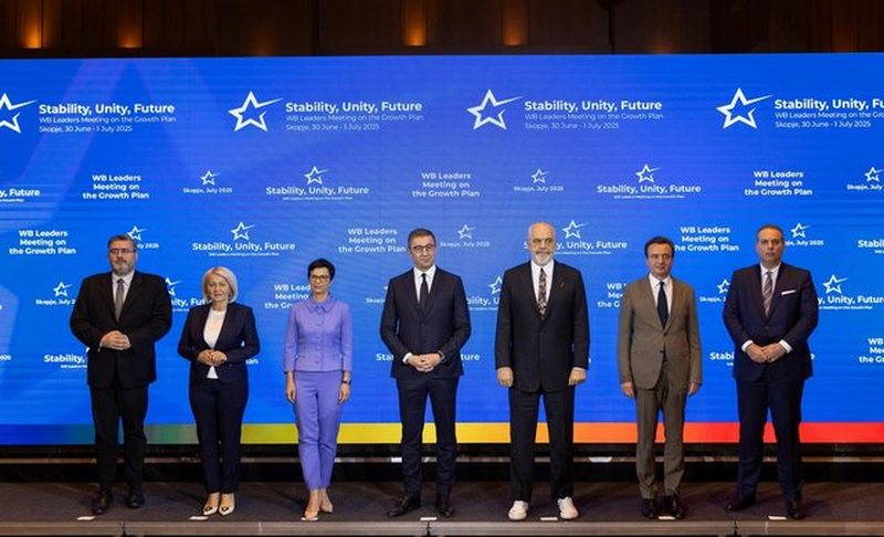 Foto familjare nga takimi BE – Ballkani Perëndimor për Planin e Rritjes, Rama krah Kurtit dhe Mickoskit