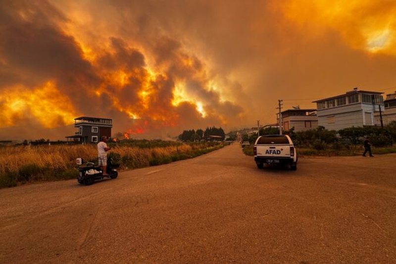 Turqia nën ‘pushtetin’ e flakëve, mbi 50 mijë të evakuuar