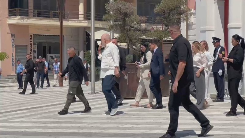 Tre ditë pas dorëheqjes së 21 drejtorëve, Rama sërish në Bashkinë Vlorë