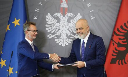 BE i sheh me shqetësim shkarkimet në administratën vendore me urdhër të kryeministrit