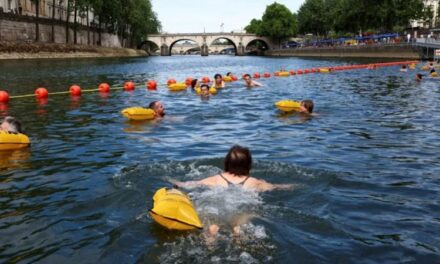 Për herë të parë pas më shumë se 100 vitesh, Parisi lejon qytetarët që të lahen në Senë