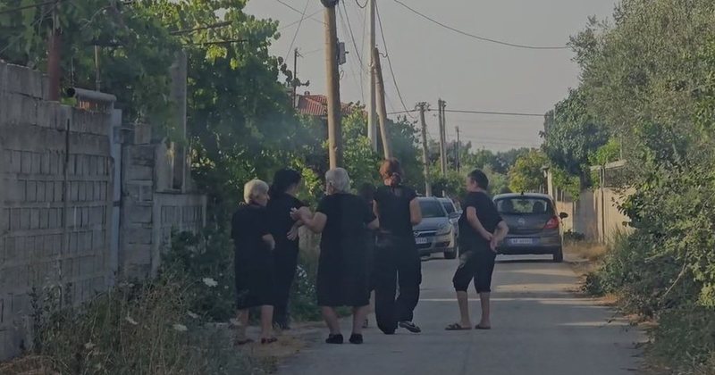 Ngjarja tronditëse e Fierit: 56-vjeçari dhunohej sistematikisht nga e shoqja dhe e bija, e kishin nxjerrë të jetonte në një dhomë jashtë shtëpisë