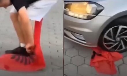 VIDEO që ka ndezur polemikat: Të rinjtë në Kosovë përdhosin flamurin kuqezi