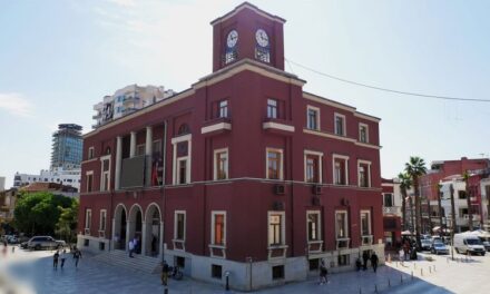 Dorëheqje të shumta në bashkinë e Durrësit, largohen drejtorë dhe kryetarë të njësive administrative