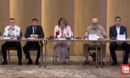 *Një tryezë e zbrazët, borxhe të fshehura dhe një media publike që po paguan dyfish për paaftësinë*