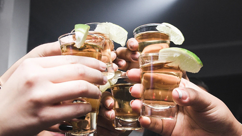 Si lidhet konsumi i alkoolit me zhvillimin e kancerit?