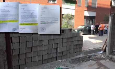 “Tokë e Xanun” në qendër të Tiranës! “Rruga e lirë”, “peng” e të fortëve, banorët e “Ali Demit” denoncojnë 67-vjeçarin
