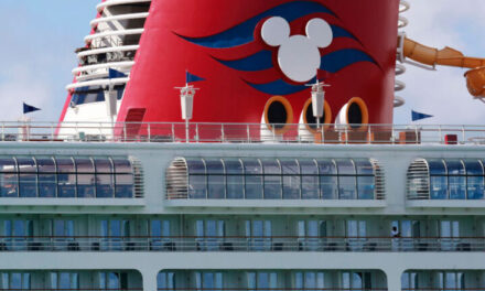 Babai zhytet në oqean nga anija turistike e Disney-t për të shpëtuar vajzën e tij