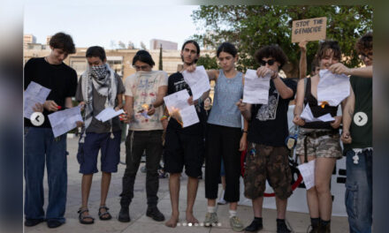 Ana tjetër e izraelitëve: Të rinjtë dhe të rejat djegin dokumentet e tyre të rekrutimit ushtarak