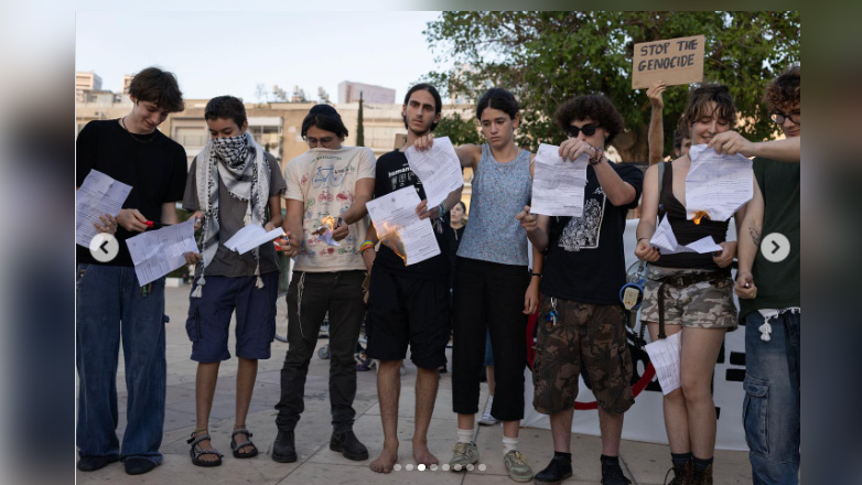 Ana tjetër e izraelitëve: Të rinjtë dhe të rejat djegin dokumentet e tyre të rekrutimit ushtarak
