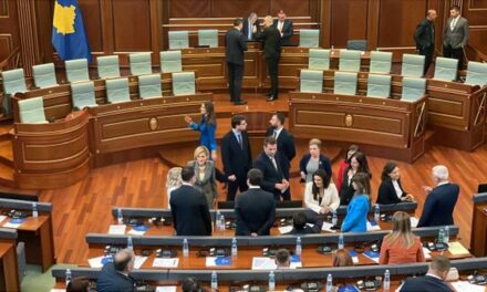 Gjykata Kushtetuese në Kosovë, zgjidh krizen ne Kuvend. Kryesuesi i seancave ka shkelur Kushtetutën, nje kandidate votohet vetem tre here.