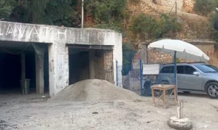 Shpella antike e Odisesë mbulohet me beton, monumentit të “Kategorisë së Parë” i del pronari