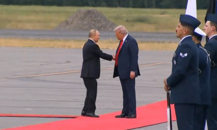 Donald Trump dhe Vladimir Putin shtrëngojnë duart në Alaskë