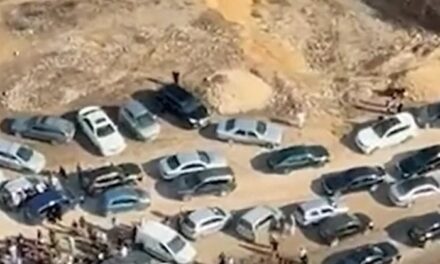 VIDEO: Qindra njerëz mblidhen në varrimin e dy motrave që humbën jetën në aksidentin e Delvinës