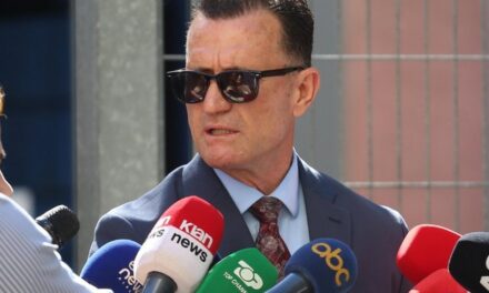 Avokati i Metës sulmon publikisht Berishën: Mbete servil, kujt i plasi o doktor?