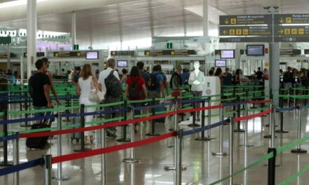 E rëndë në Barcelonë, prindërit refuzuan të shtyjnë pushimet, ‘braktisin’ fëmijën 10-vjeçar në aeroport