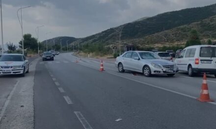 U përplas nga një makinë në Pogradec, vdes e moshuara rrugës për në spital