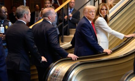 Identifikohet “fajtori” për ndalimin në shkallët që po ngjitej Trump