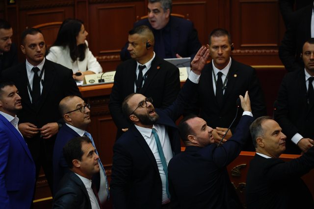 SONDAZHI: Dhuna dhe kaosi në Kuvend, 73.6% e qytetarëve kundër strategjisë të opozitës