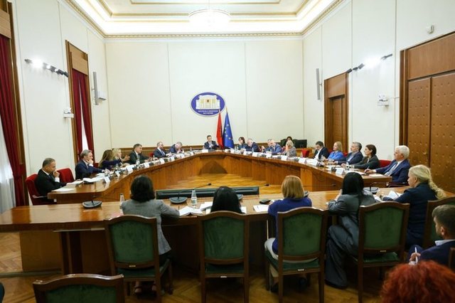 “Diskutimi i programit është pikë e ezauruar”/ Rrëzohet kërkesa e opozitës për mocion, debate mes Ballës e Blushit: S’jemi mumje në Kuvend ne