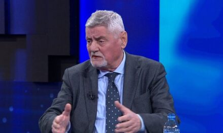 Opozita pa emër përballë Manastirliut, Shehi: S’mund të kandidojë një i zbritur nga fshati, milioner! Tabaku dhe Alimehmeti…