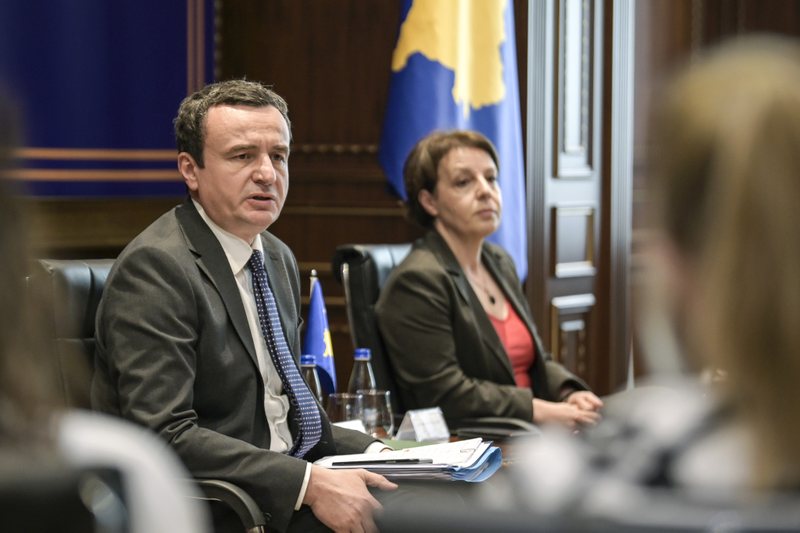 Ekspertët: Si po shkon Kosova drejt një bllokade financiare e politike