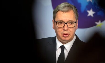 Parada e Vuçiçit si kërcënim për fqinjët, por edhe për kundërshtarët e tij në Serbi