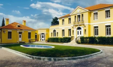 “Nënë Tereza u dha ushqim të uriturve”/ Ambasada e SHBA ndan mesazhin e Trump: Përfaqësonte më të mirën te secili prej jush