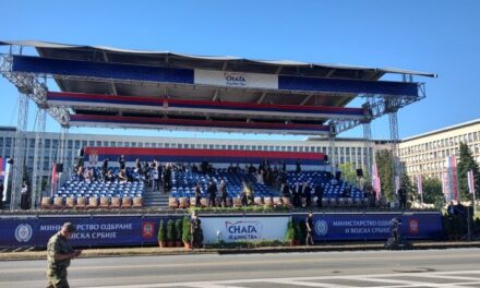 Serbia mban paradë ushtarake në një kohë protestash antiqeveritare