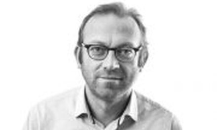 Përkëdheljeve nga Brukseli, Vuçiç iu përgjigjet me sharje nga tavolina e kafenes