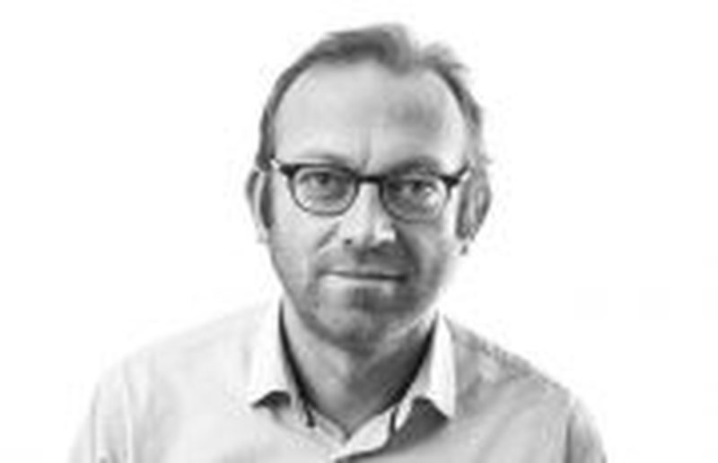 Përkëdheljeve nga Brukseli, Vuçiç iu përgjigjet me sharje nga tavolina e kafenes