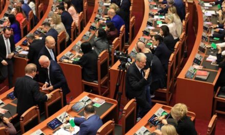Opozita braktisi votimin, ndryshimi i rregullores së Kuvendit miratohet me 79 vota pro