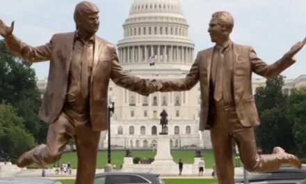 Uashington: Statuja e Trump dhe Epstein të kapur për dore përurohet në park