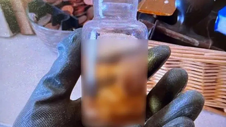 Zbulimi tronditës! Në një apartament në Atikë u gjet një fetus njerëzor në një shishe formaline