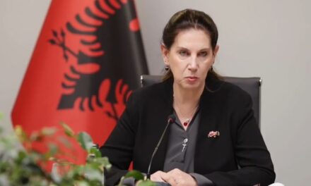 “Mirela Kumbaro – paketë ‘all inclusive’: Pasi dështoi në kulturë dhe turizëm, provon arsimin”