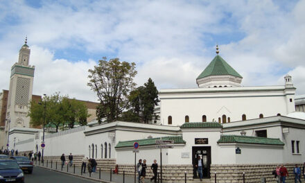 Francë: “Akt i neveritshëm”! Para xhamive në Paris gjenden koka derrash